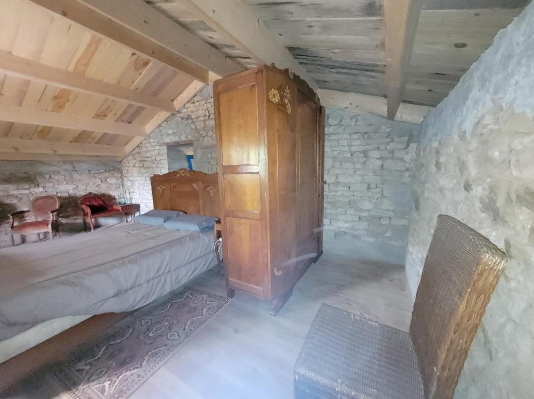 Nuit Insolite, Chambre Au Dessus D'Une Etable La Chapelle-Themer Экстерьер фото